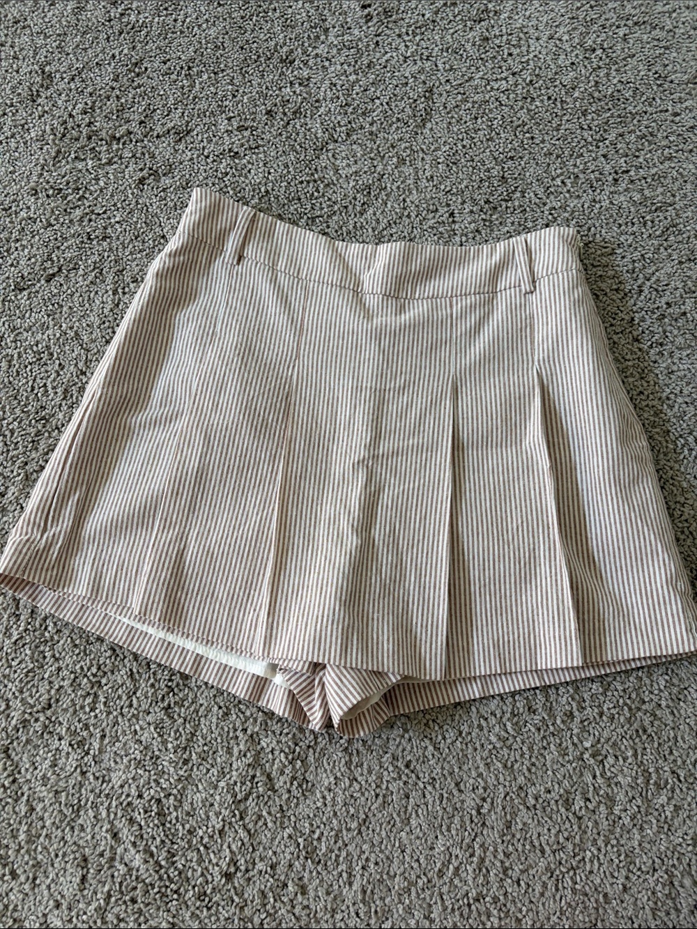Vestique Women's Cream & Tan Striped Pleated Skort